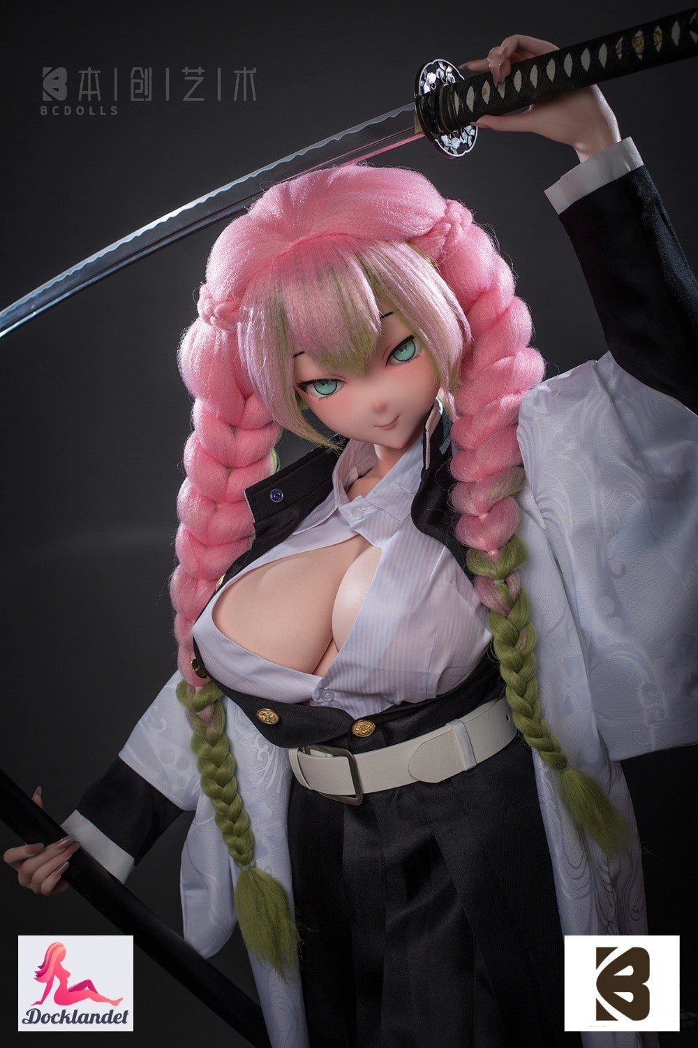 Mitsuri Kanroji er en 155 cm høj anime sex doll med cosplay-stil inspireret af animefilmen Kimetsu No Yaiba. Cosplayet sex doll baseret på Mitsuri Kanroji fra mærket BC-Doll er designet til at efterligne karakterens unikke udseende, med detaljer som farverigt hår, store øjne og karakteristisk tøjstil. Dukken er lavet af det bløde, realistiske materiale silikone og henvender sig til samlere og entusiaster af anime og cosplay. Den kombinerer æstetik fra anime-verdenen med avanceret de