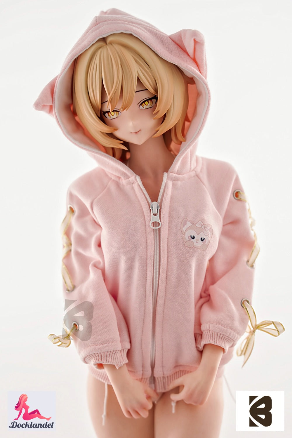 Suzuki Momomame er en eksklusiv mini-dukke fra mærket BC-Doll. En ekstremt realistisk og detaljeret 61 cm lang miniature af en kvinde. Momomame er perfekt som dekoration i hjemmet for dig, der elsker det feminine look, men ikke har plads eller har råd til en fuld størrelse dukke. En realistisk miniature er også velegnet til fotografering og selvfølgelig til forskellige eksotiske mere private eventyr og fantasier.
