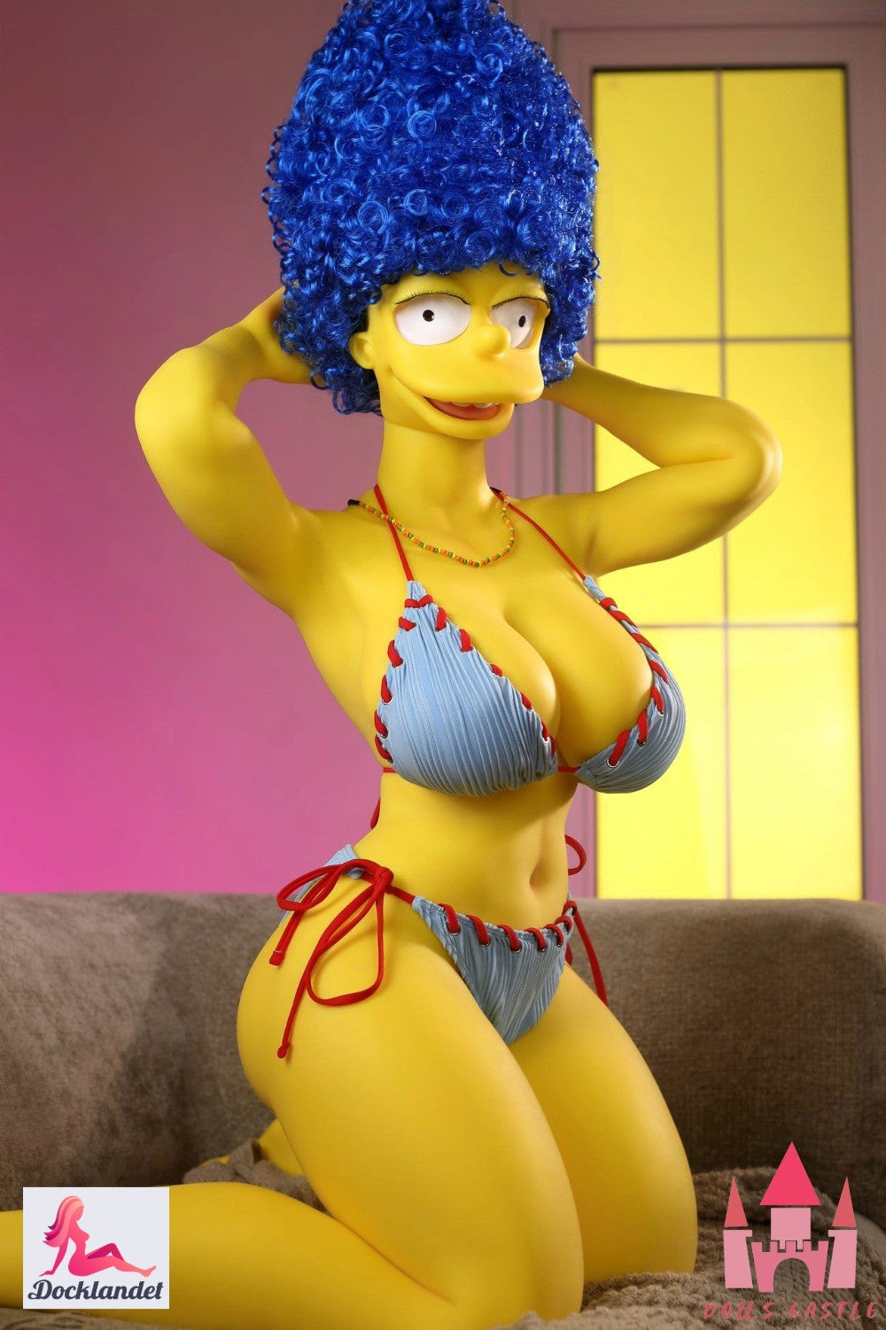 Et farverigt og humoristisk cosplay sex doll inspireret af Marge Simpson, med gul hud, blåt hår og en kurvet feminin krop. Designet fanger classic Simpson tegneseriestil i en mere voksen og fantasifuld fortolkning, skabt til samlere og entusiaster, der leder efter noget betydeligt mere usædvanligt end en traditionel realistisk dukke. Simpsons Marge sex doll er velegnet som både cosplay dukke til udstilling, fantasi sex doll og samlerobjekt til fans af tegneserie-popkultur. Dukker Caslte #SZ12
