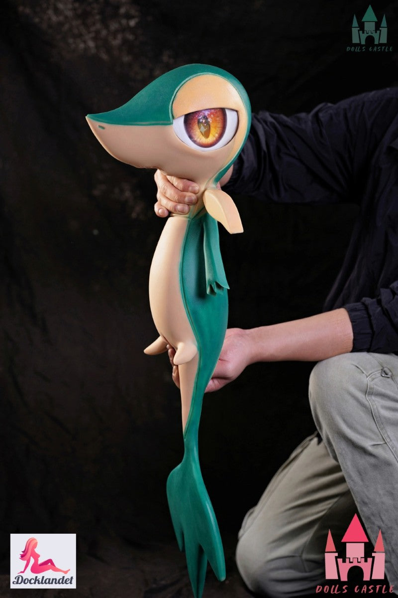 Pokemon sexdukke Snivy fra mærket Dolls Castle. Et 80 cm langt cosplay dukke inspireret af den populære Pokemon Snivy. 