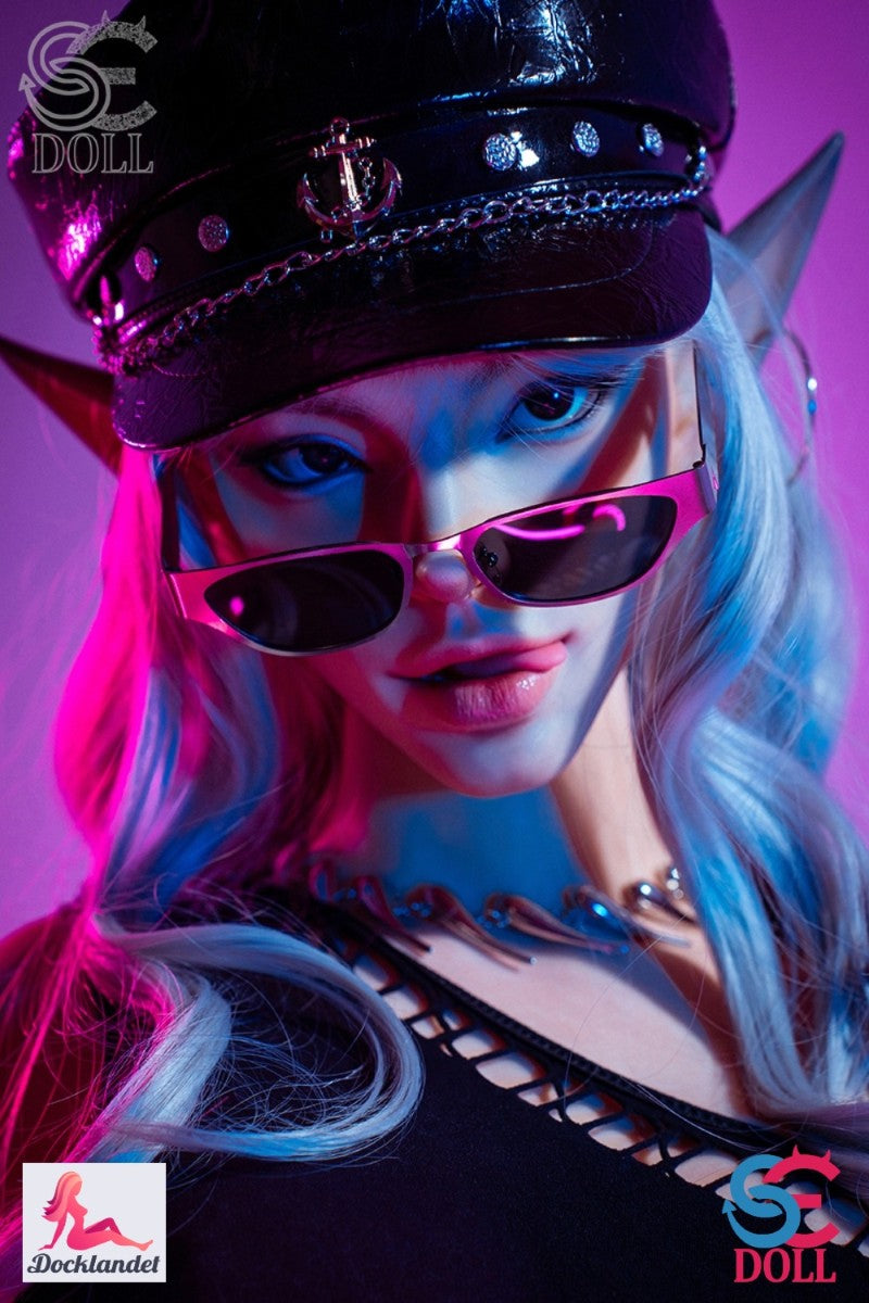 Evadora är en exklusiv fantasy-sexdocka med alviskt utseende och en härlig rock-stil. Denna silikon-docka är 165 cm lång med bröststorlek C-kupa och är utrustad med de senaste funktionerna på marknaden såsom extra realistisk hud-textur (så kallat "real skin texture") och huvud med rörlig käke och verklig mun (ROS).&nbsp;