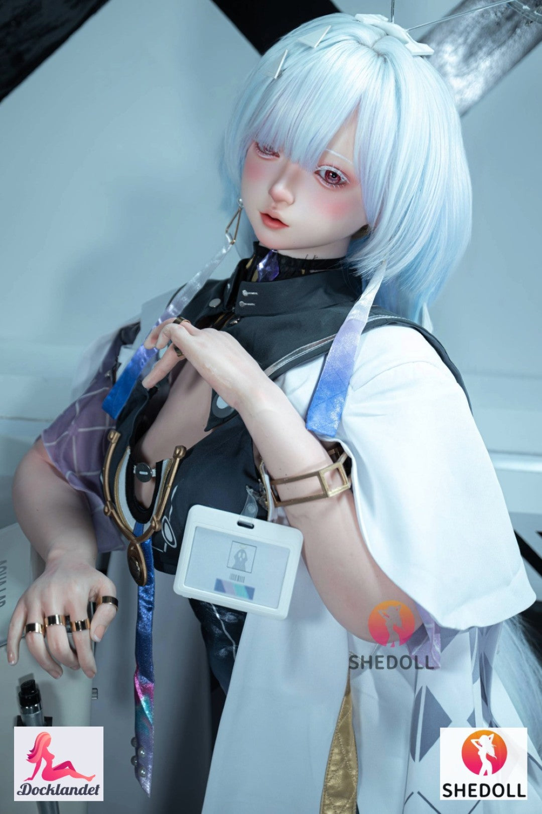 Anime realistisk SHEDOLL dukke med lyseblå frisure og cosplay-outfit, nærbillede, der viser naturtro detaljer og sci-fi-stil.