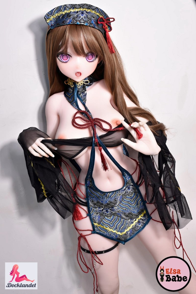 Hanamori Kaori er en kurvet 140 cm høj animesexdukke med store bryster. Denne her Elsa Babe sexdukke har et charmerende anime-look og er lavet af blødt silikone af højeste kvalitet.